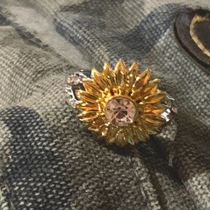 New- 925 sterling silver flower ring very unique